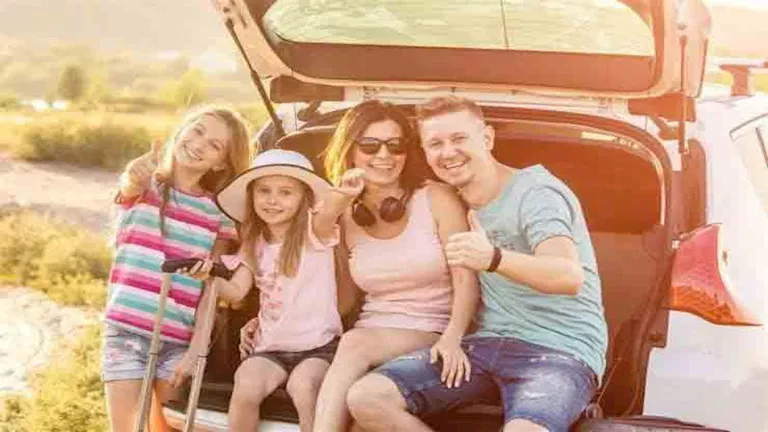 القهوة ولعب الأطفال أبرزها.. 10 أشياء ينصح بها خبراء سائقي السيارات عند السفر
